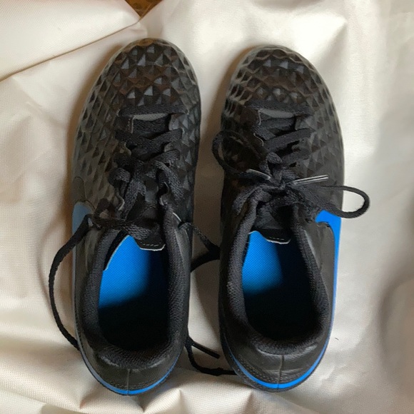 Nike Youth soccer cleats Size 5.5 - Picture 1 of 5